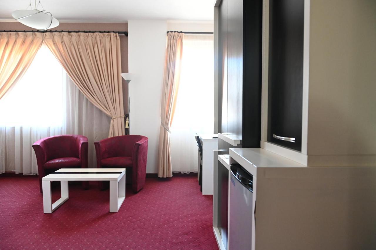 Hotel Liss Lezhë Extérieur photo